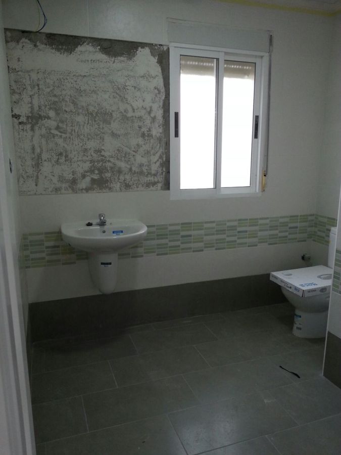 Baño totalmente nuevo a falta de colocar el espejo
