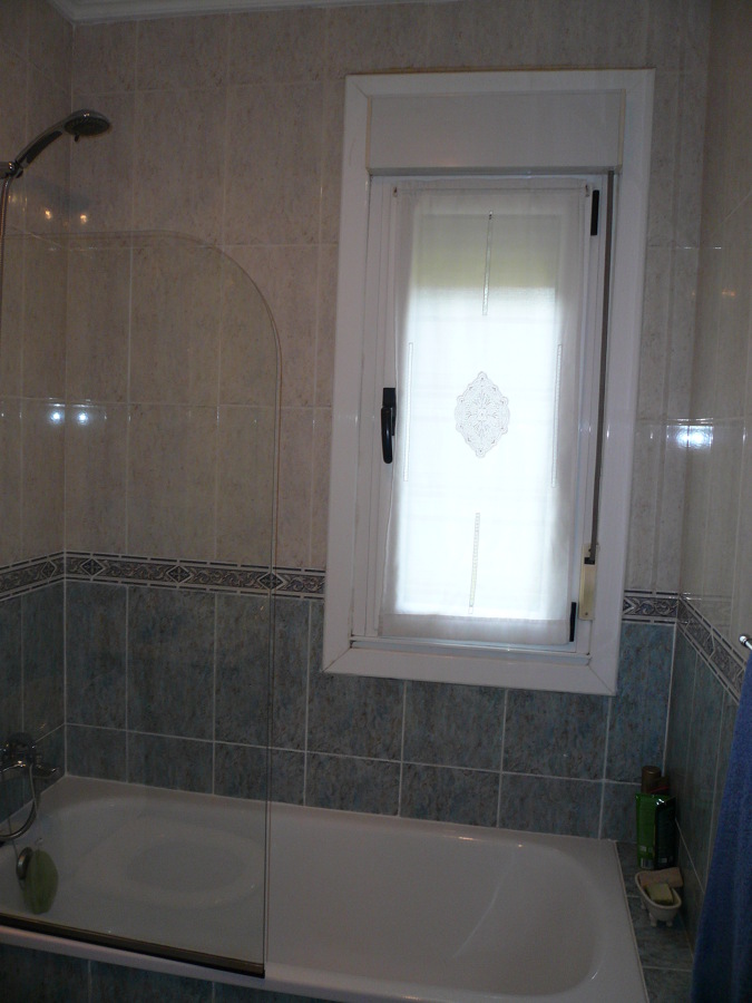 Baño - zona de bañera con ventana