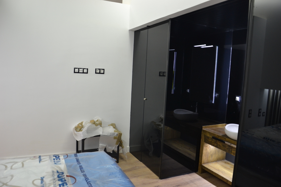 Baños integrados en dormitorio mediante cristal