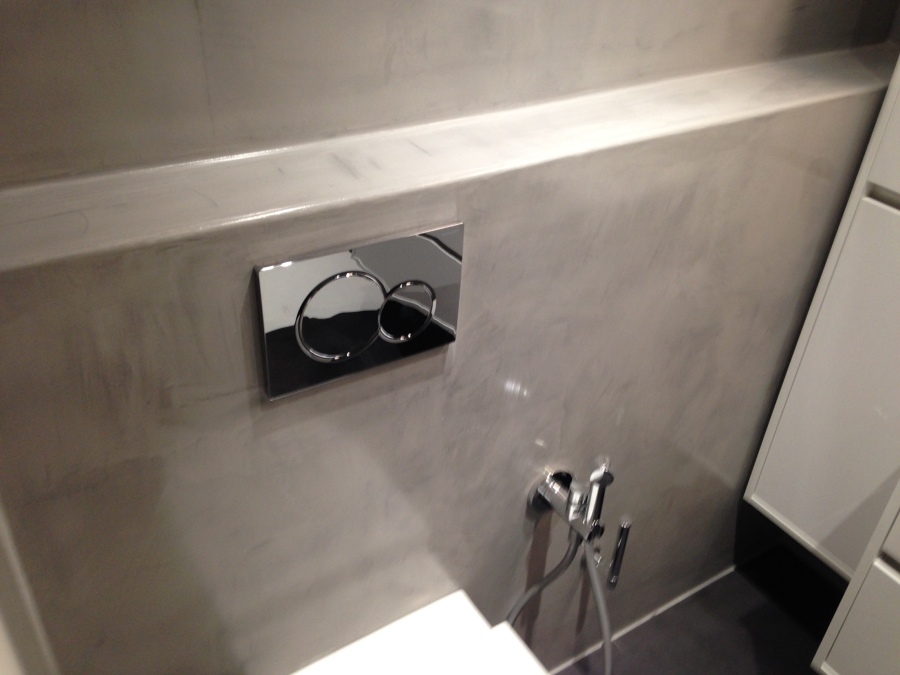 Baño suspendido con pared de micro-cimiento