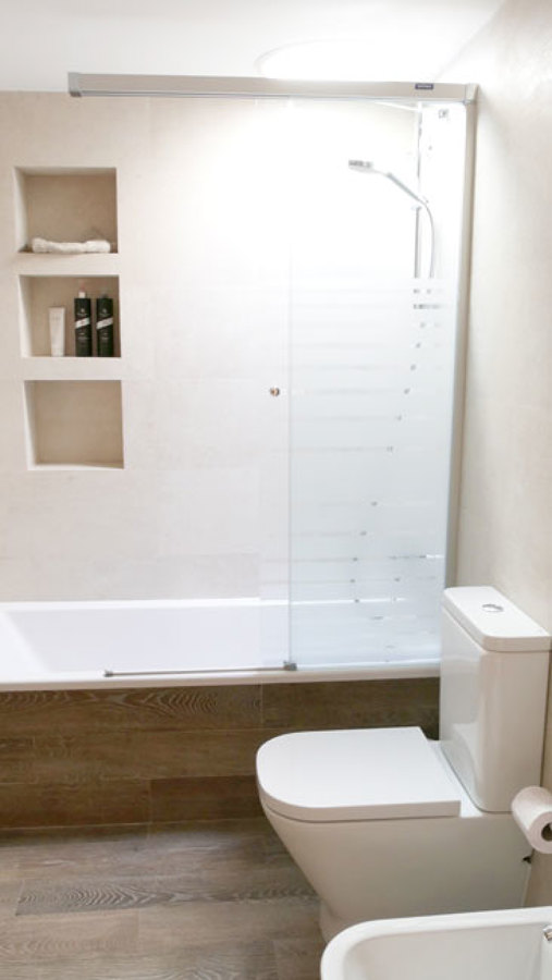 Bany amb llum natural per tub solar