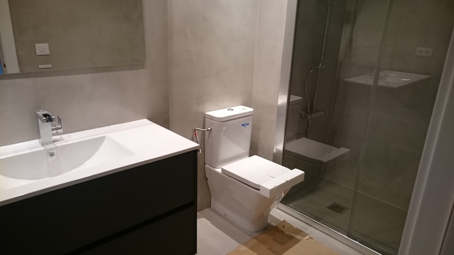 Bany principal amb microciment