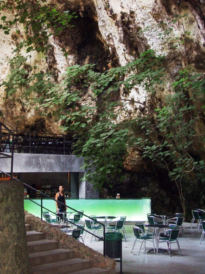 Bar en las “Cuevas dels Hams”