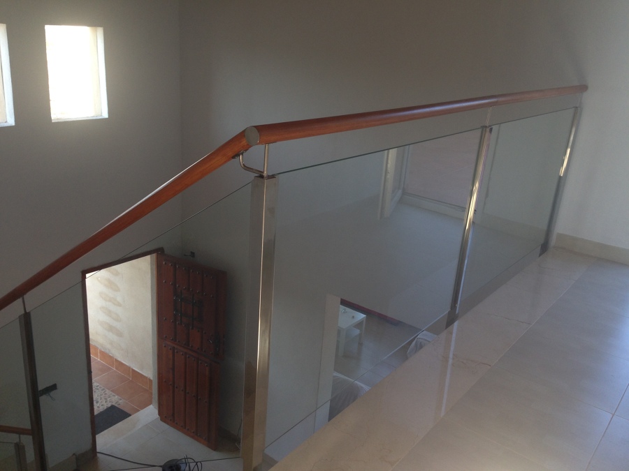 barandilla de inox y cristal con pasamanos de madera