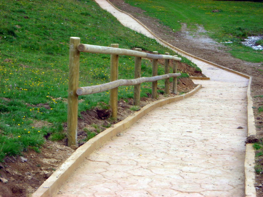 Barandilla de protección en postes torneados de madera tratada
