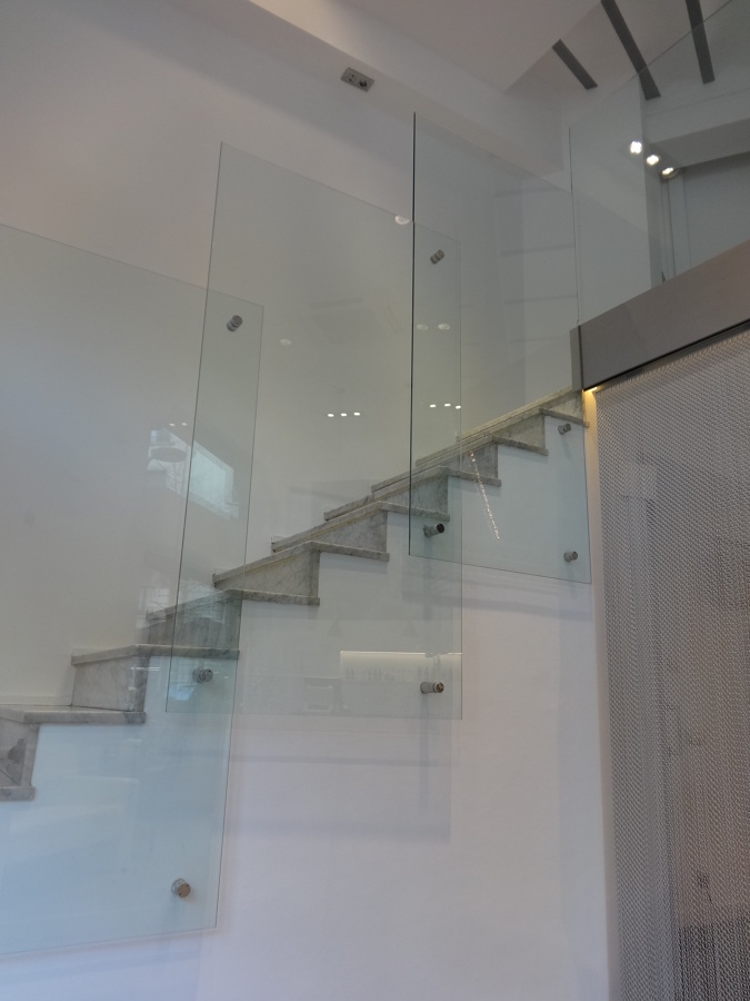 Barandilla escalera acceso a zona de maquillaje.