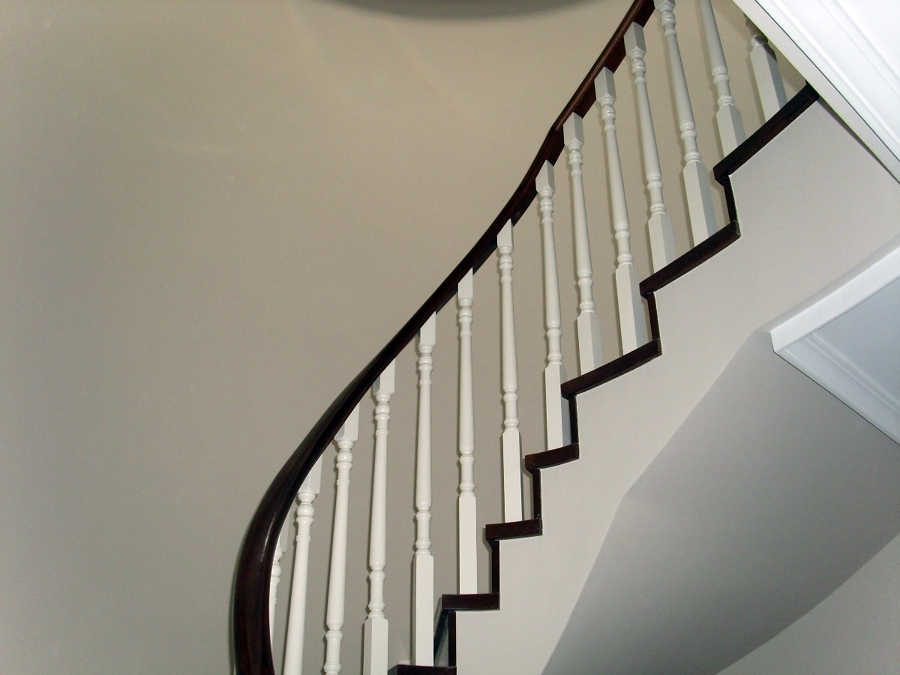 Barandilla lacada y madera roja