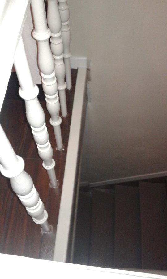 Barandilla pintada y remate de madera