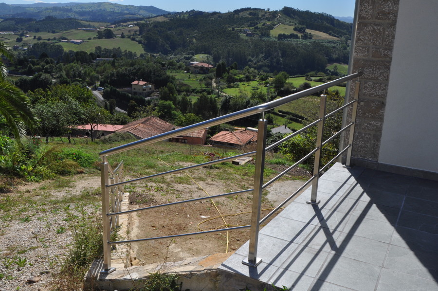 Barandilla rampa y balcón exterior.