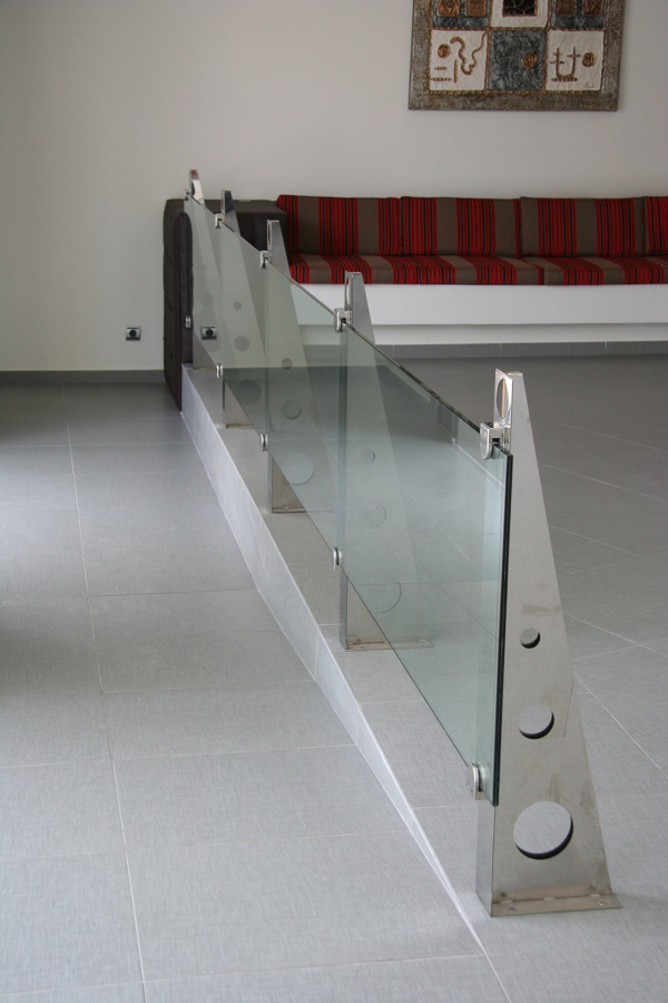 Barandilla vidrio templado de 6 m en una sola pieza