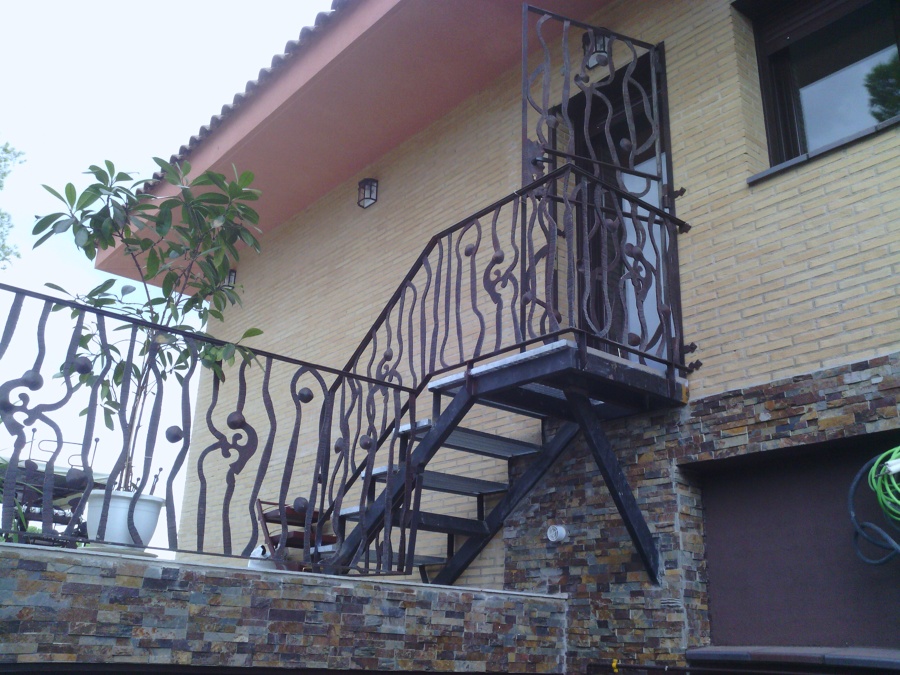 BARANDILLA Y PUERTA DE FORJA ARTISTICA