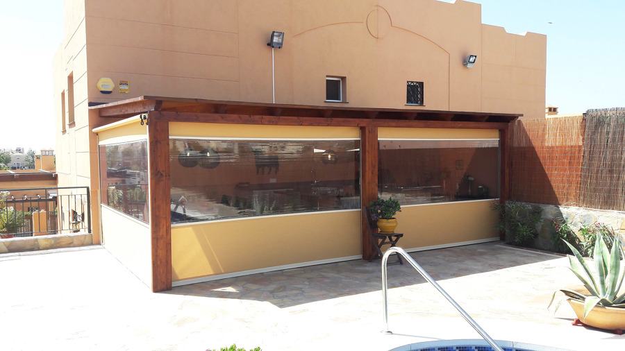 Barbacoa con toldos cerrados