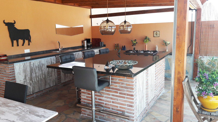 Barbacoa. Isla central de obra con cocina