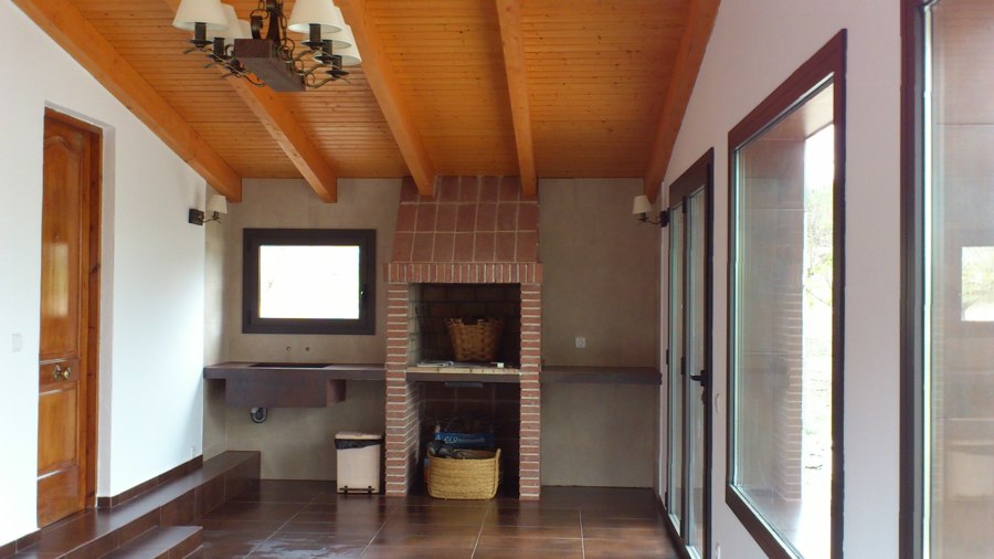 Barbacoa y cocina en porche cerrado