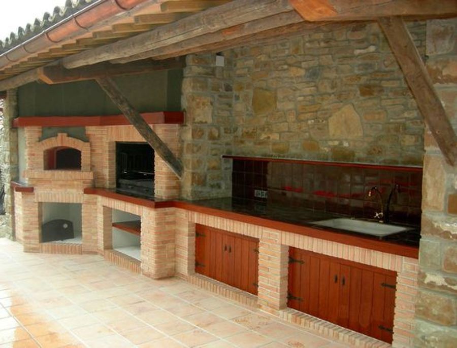 Barbacoa y zona de recreo rústico