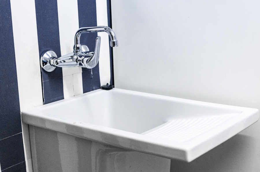 Barcal con grifo exento para minimizar espacios