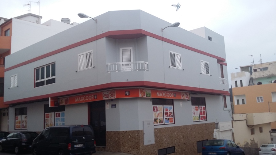 Barnizado de  la piedra del zocalo