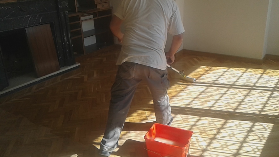 Barnizando el parquet