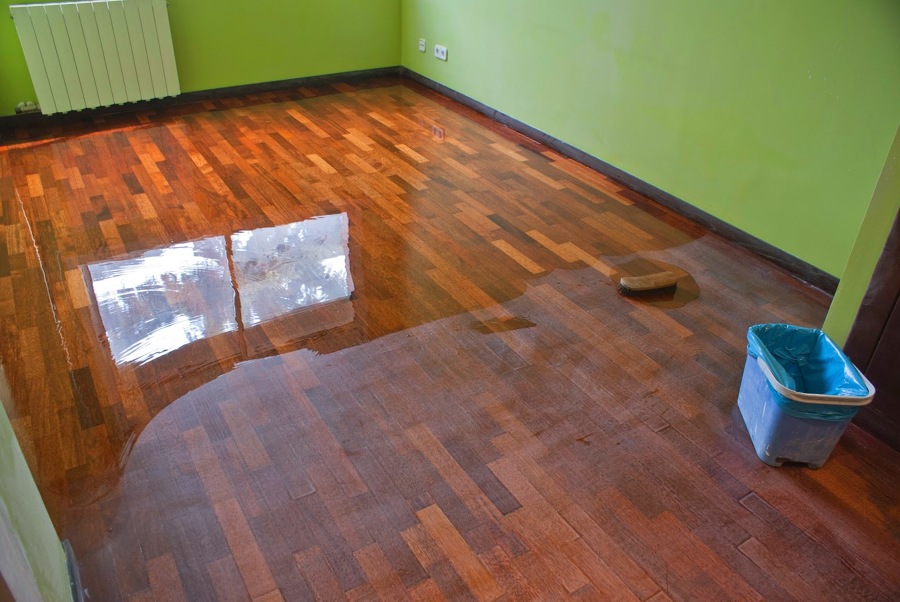 Barnizando parquet