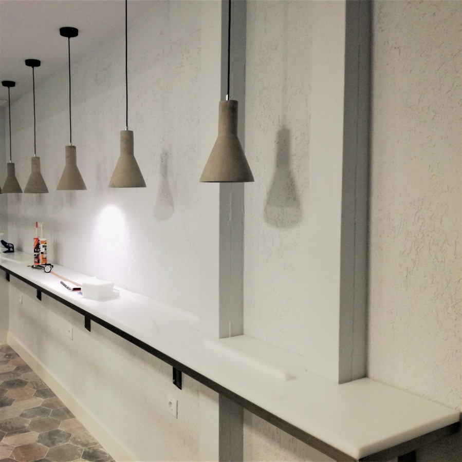 Barra con iluminación personal y suelo porcelánico hexagonal