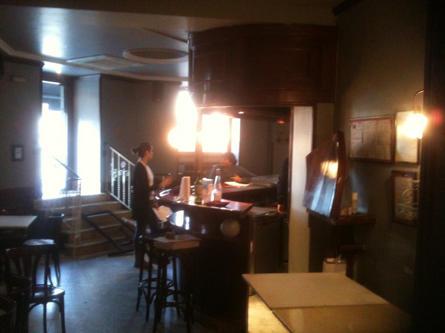 Barra con propietario y arquitecta en  fondo