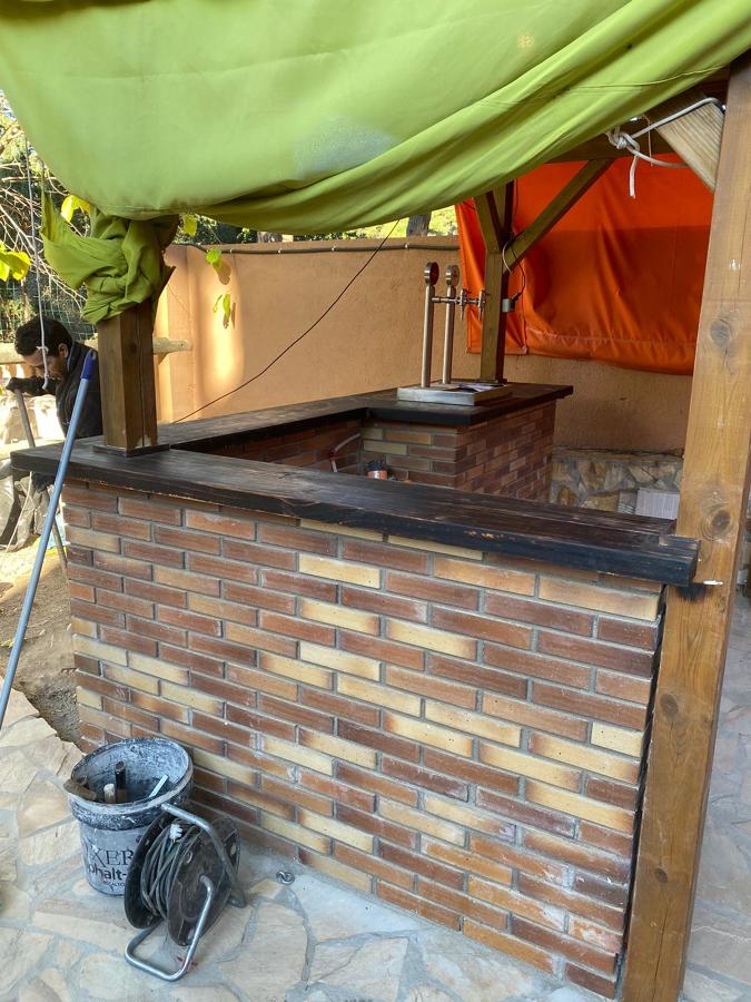 Barra de bar acabada, con tirador.