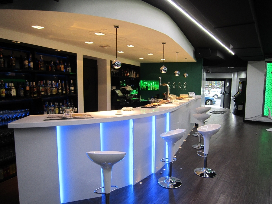 Barra de bar decorada con tiras de LEDs RGB