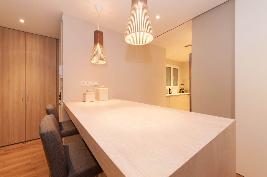 Barra de cocina entre la cocina y el salón