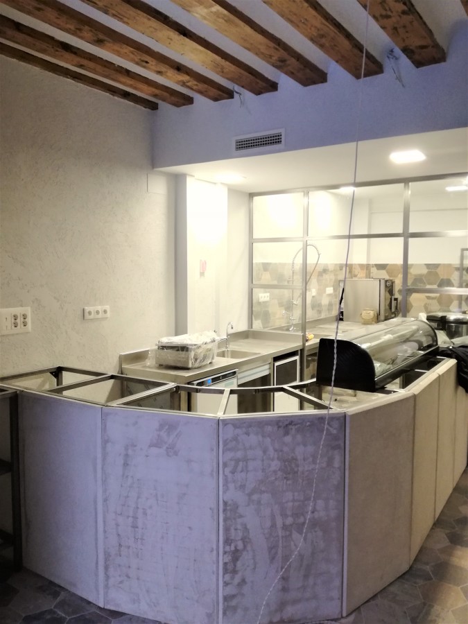 Barra de hormigón prefabricado y vigas de madera vistas