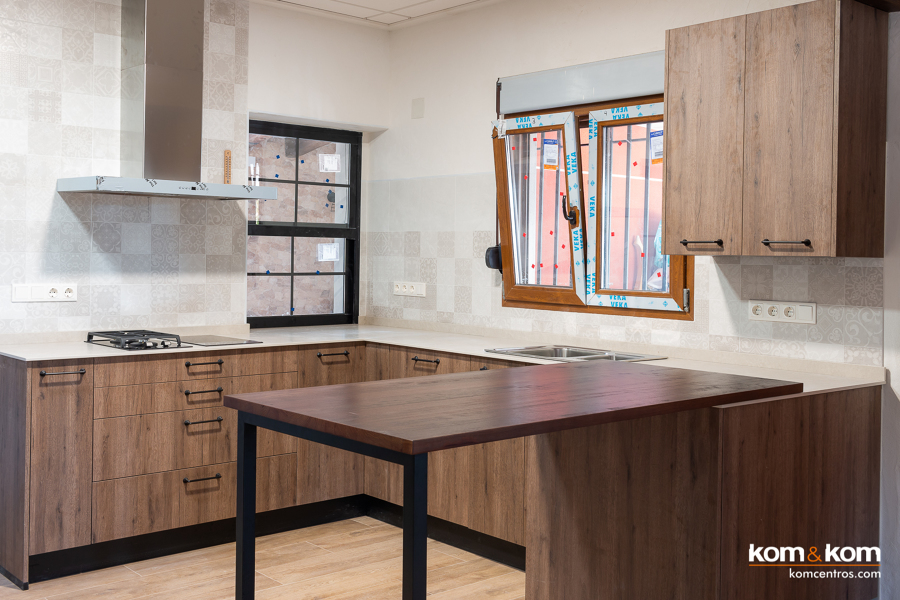 Barra de madera maciza móvil