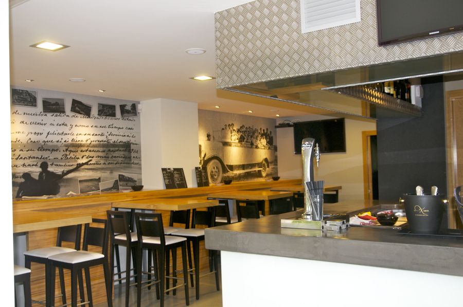 Barra,mesas y botellero 