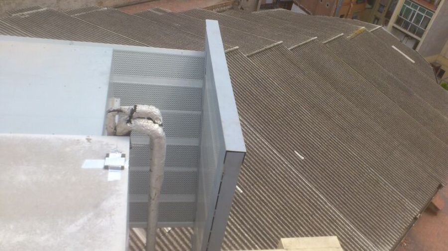 Barrera acustica con paneles exteriores microperforados