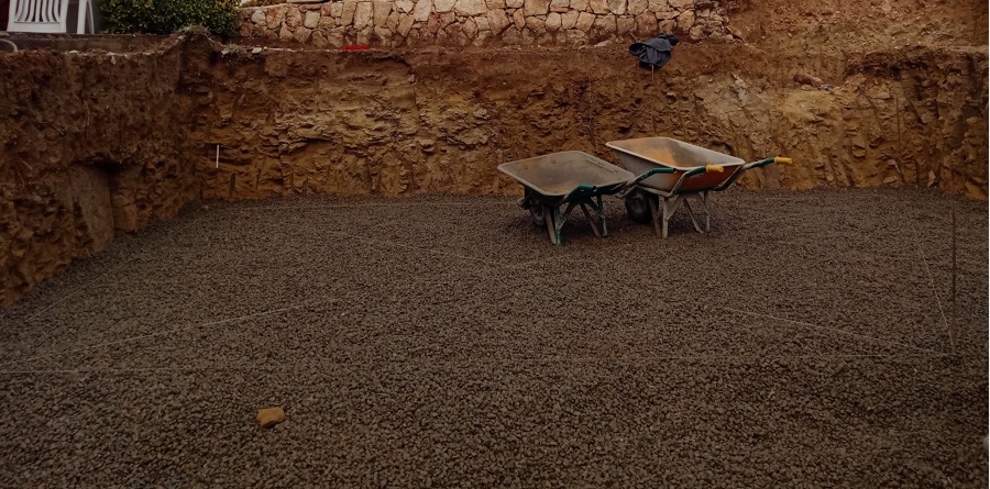 Base de grava nivelada.
