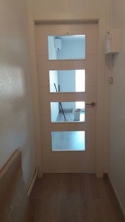 Batiente de paso al salón con luz