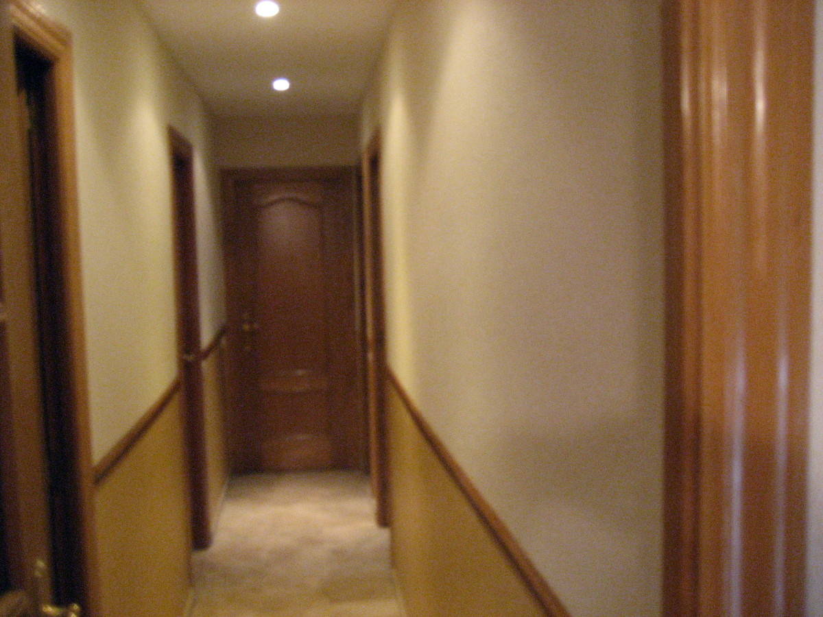 Pasillo tratado y pintado en dos tonos