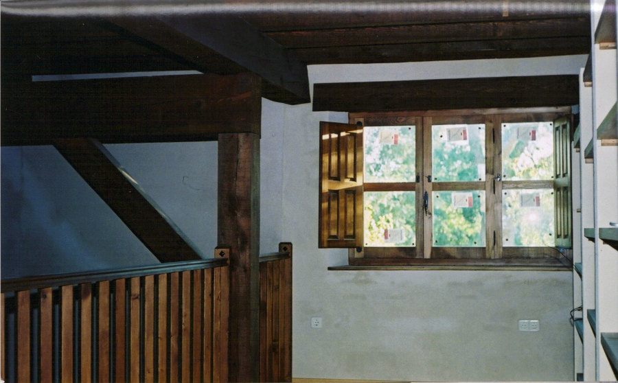 Biblioteca sobre el salón a doble altura