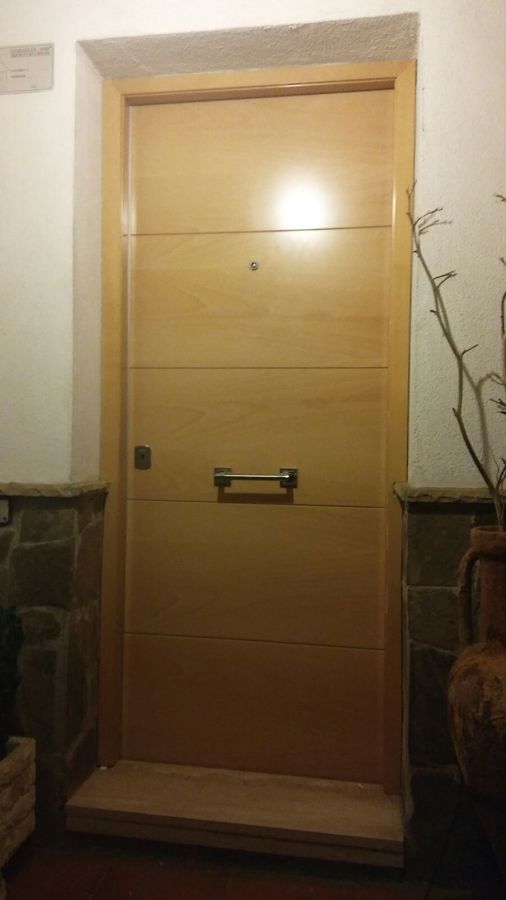 Blindada con cerradura arcu