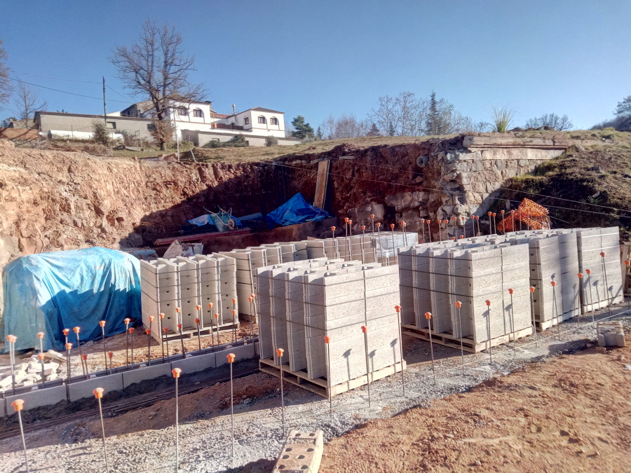 Bloques en H para el muro de contención.