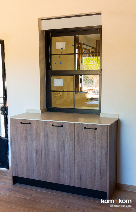 Bodega comunicada con cocina mediante ventana al exterior