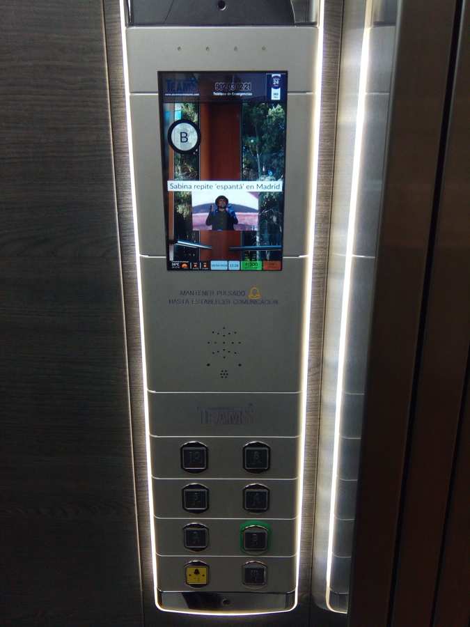 Botonera de cabina con pantalla de 10"