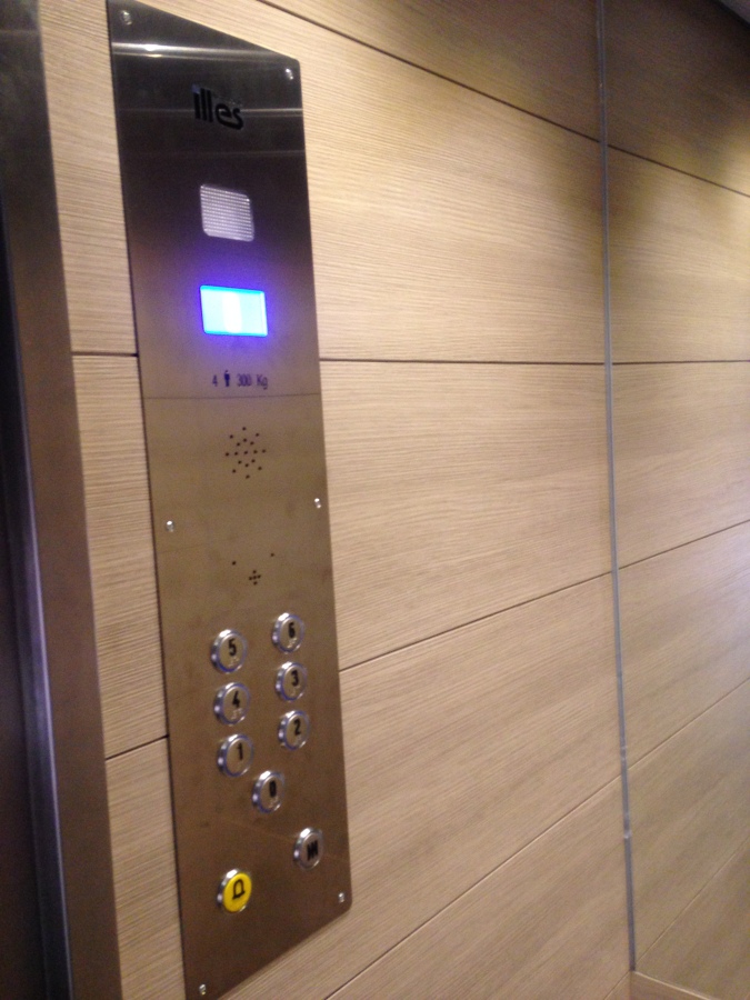 Botonera en placa inox, grabados de características.