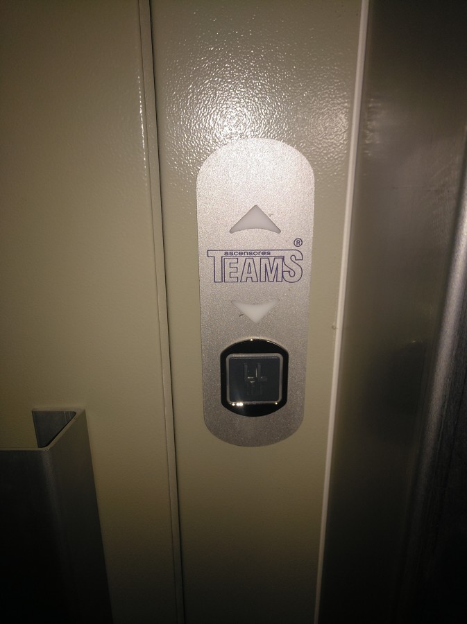 Botonera exterior especial adaptada a marco