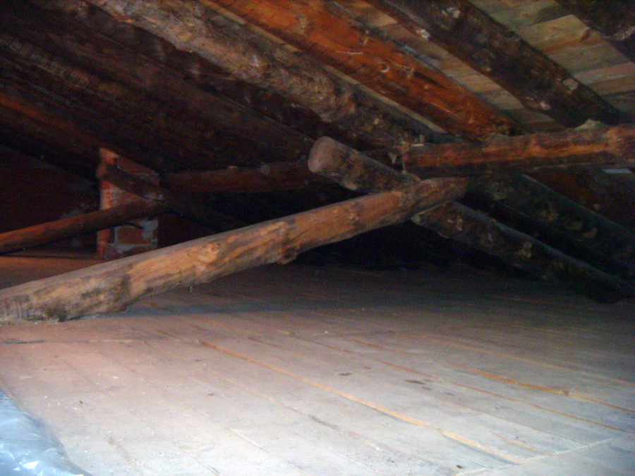 Buhardilla con estructura de cubierta de rollizos de pino de Soria