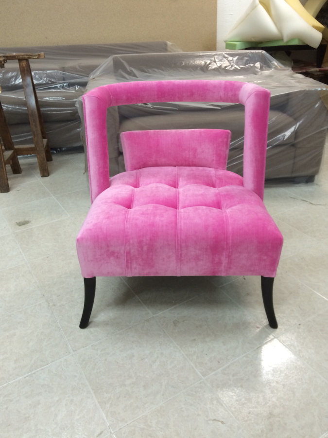 Butaca capitonee en terciopelo rosa chicle