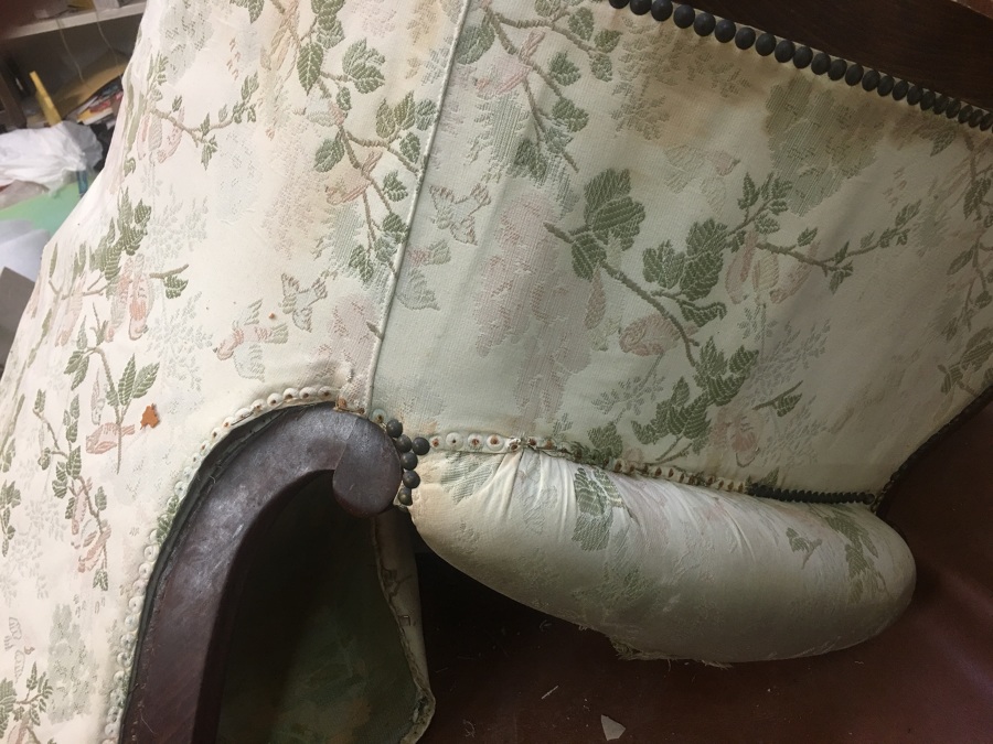 Butaca isabelina durante el tapizado