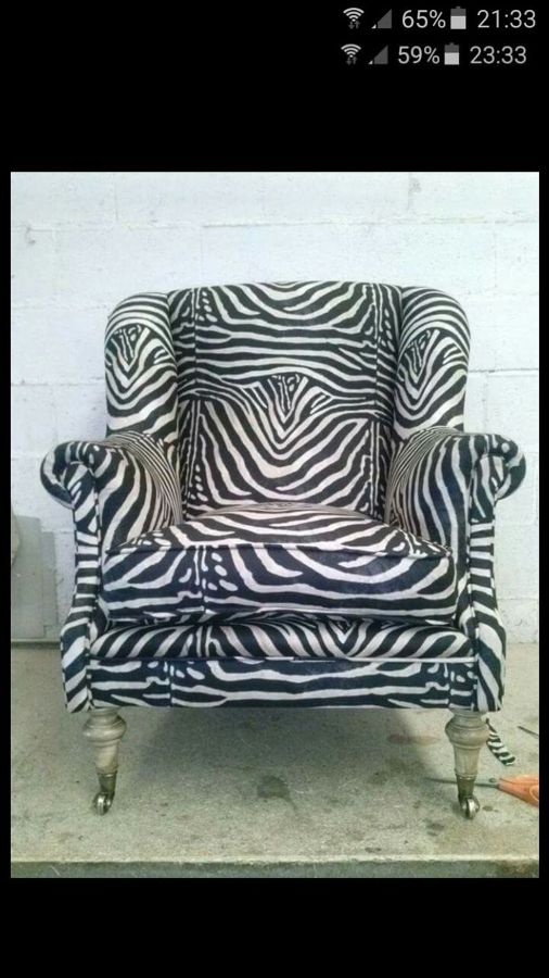 Butaca orejona tapizada en tejido cebra