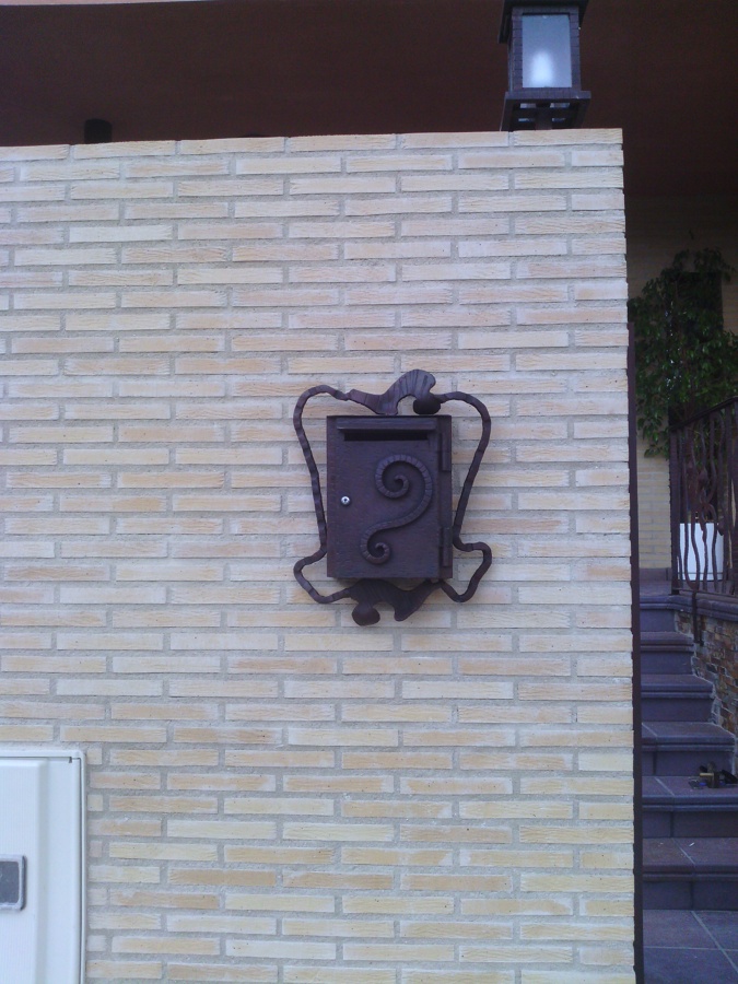 BUZON Y FAROL DE FORJA ARTISTICA.