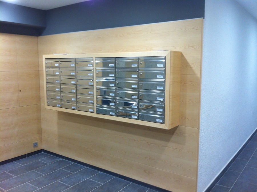 Buzones en acero inox integrados en madera