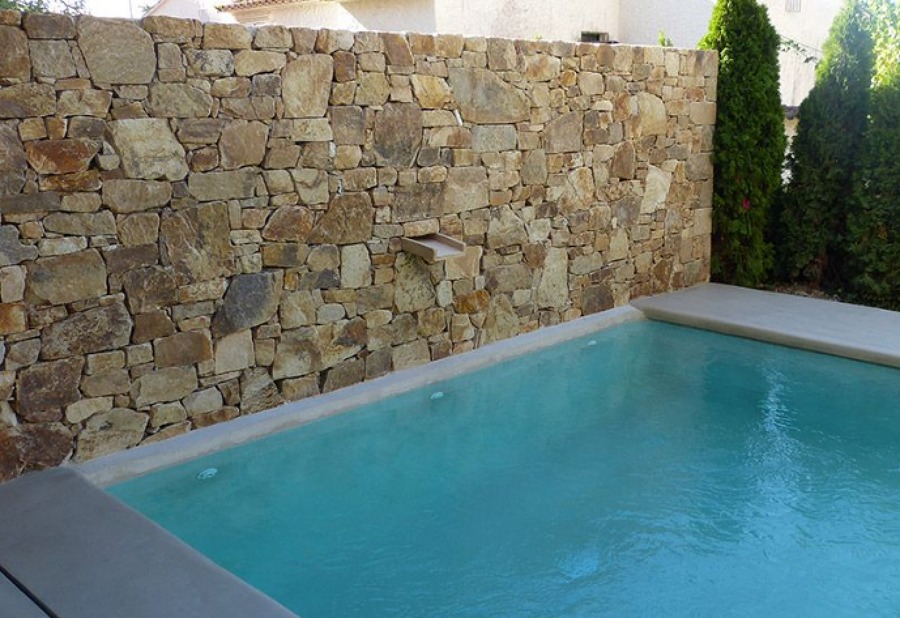 cabecera de una piscina con chorro de agua