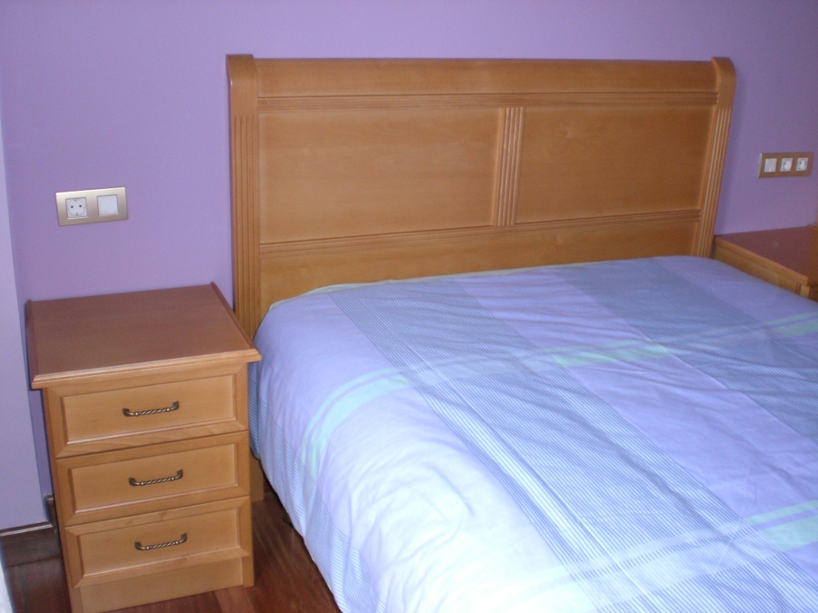 Cabecera y mesillas en madera de Haya , barnizado al natural.